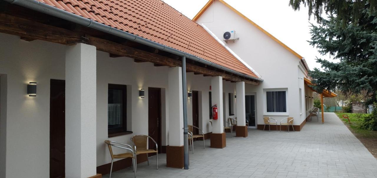 Czermann Holiday Inn Oroszlany Экстерьер фото