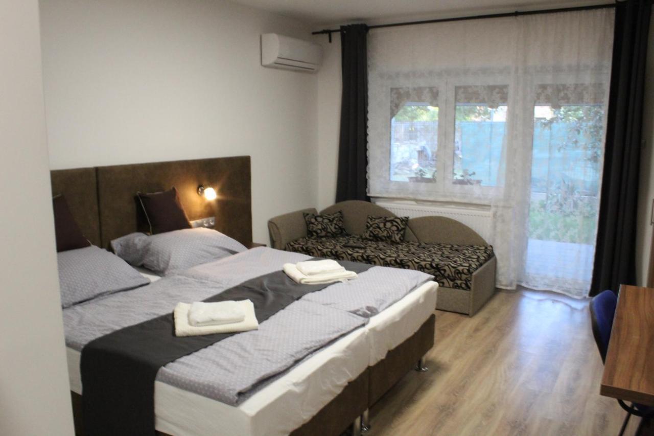 Czermann Holiday Inn Oroszlany Экстерьер фото
