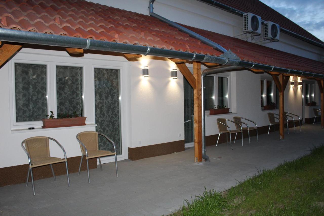 Czermann Holiday Inn Oroszlany Экстерьер фото