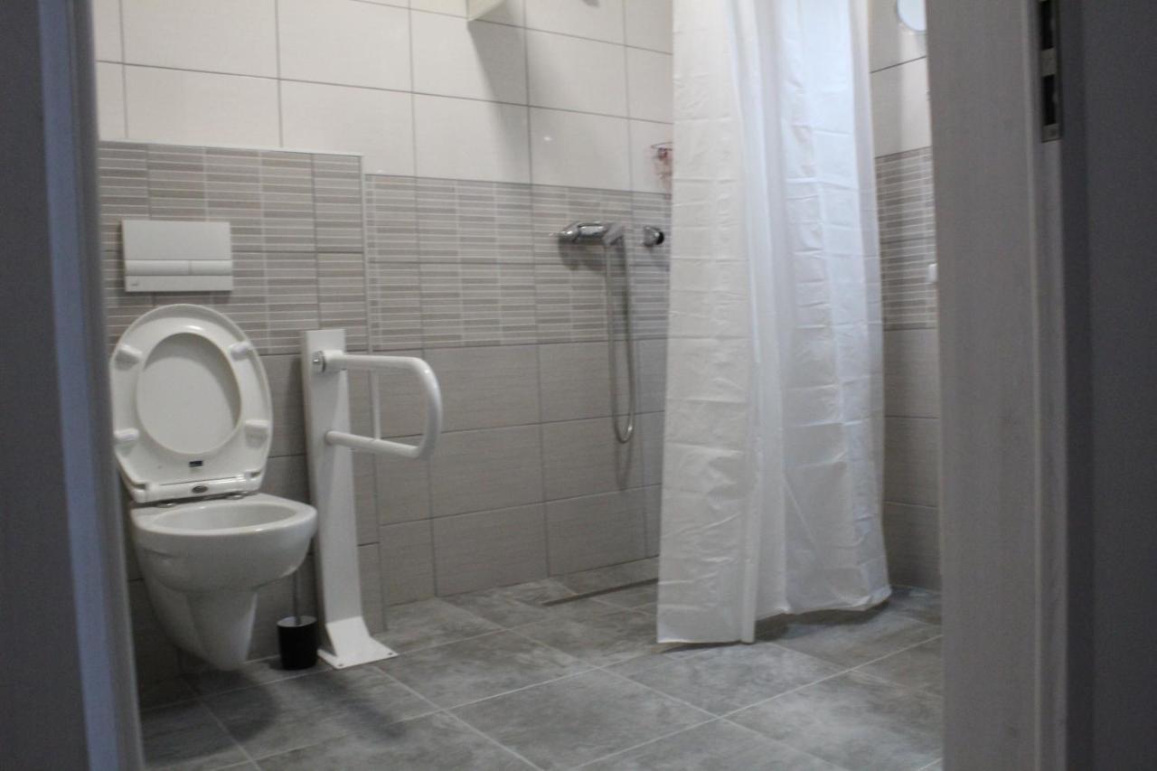 Czermann Holiday Inn Oroszlany Экстерьер фото