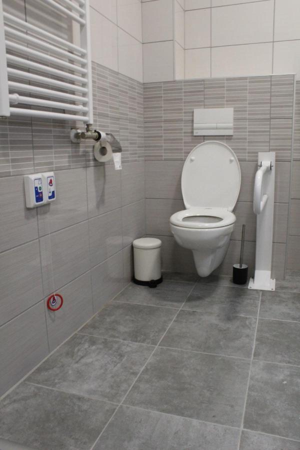 Czermann Holiday Inn Oroszlany Экстерьер фото