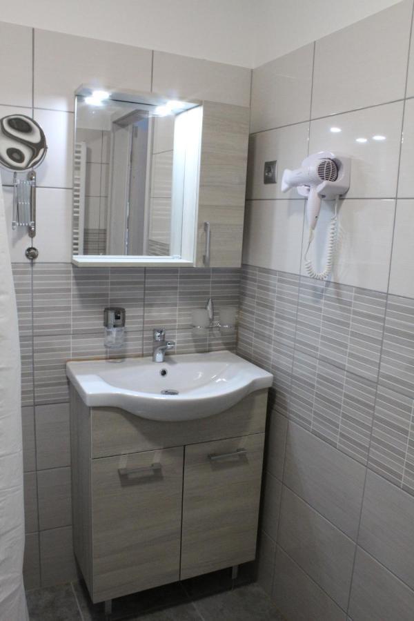Czermann Holiday Inn Oroszlany Экстерьер фото
