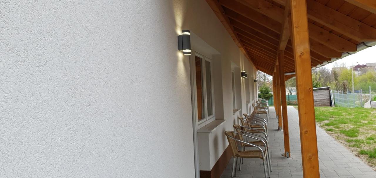 Czermann Holiday Inn Oroszlany Экстерьер фото