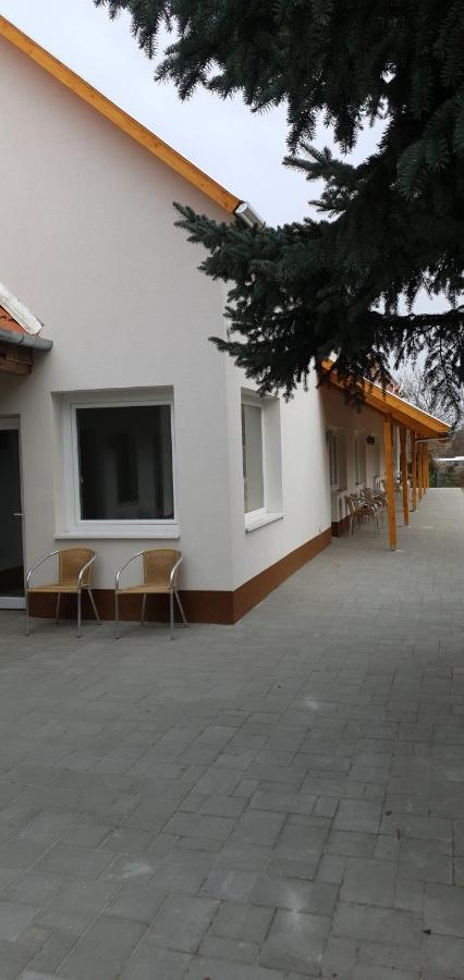 Czermann Holiday Inn Oroszlany Экстерьер фото