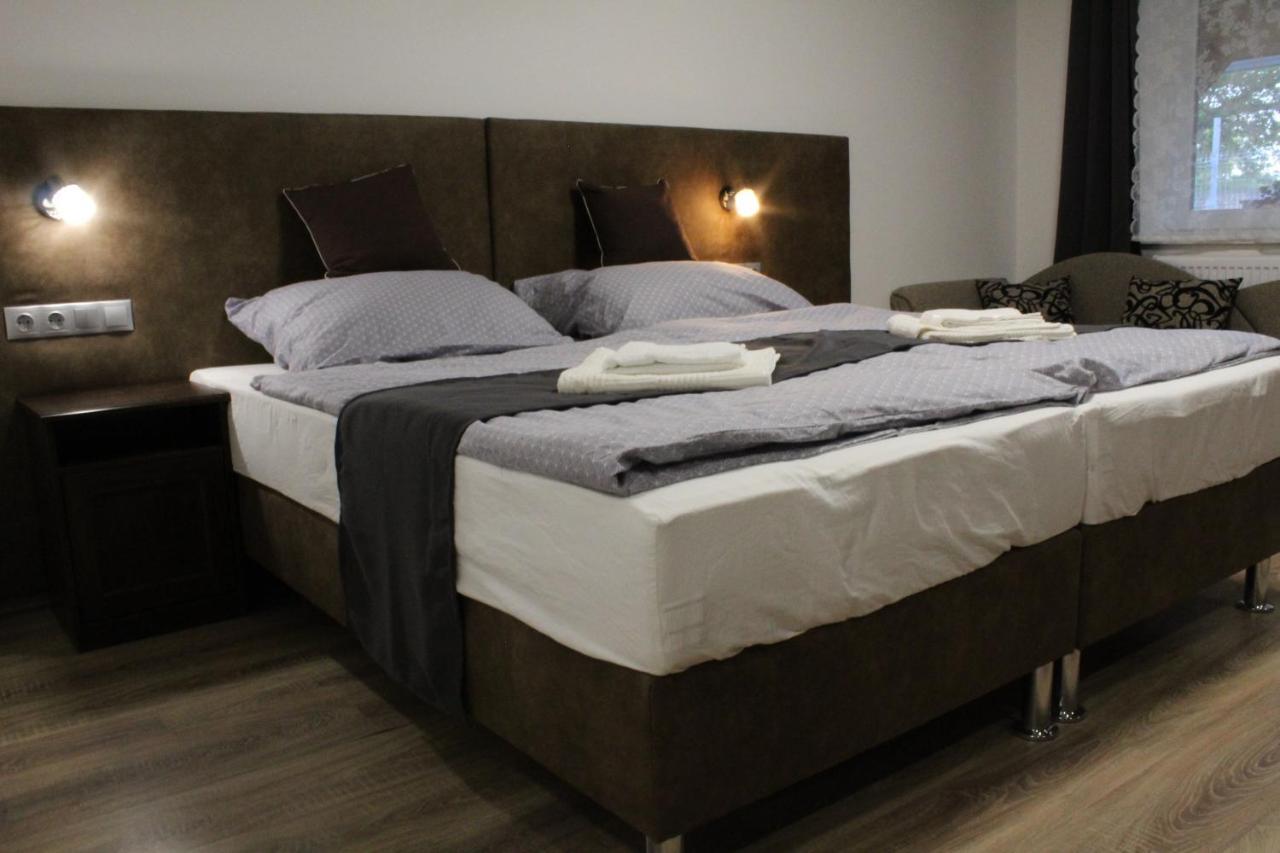 Czermann Holiday Inn Oroszlany Экстерьер фото