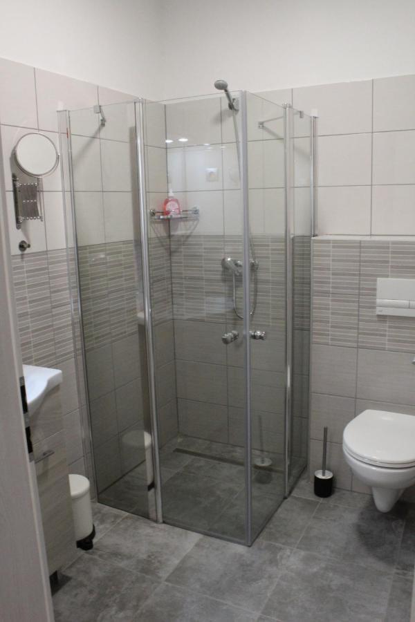 Czermann Holiday Inn Oroszlany Экстерьер фото