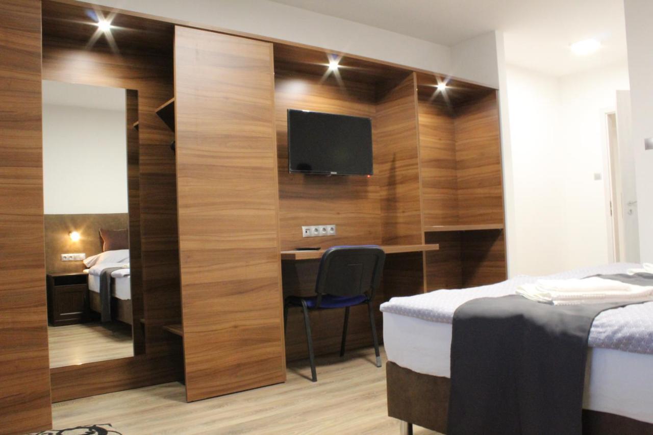 Czermann Holiday Inn Oroszlany Экстерьер фото