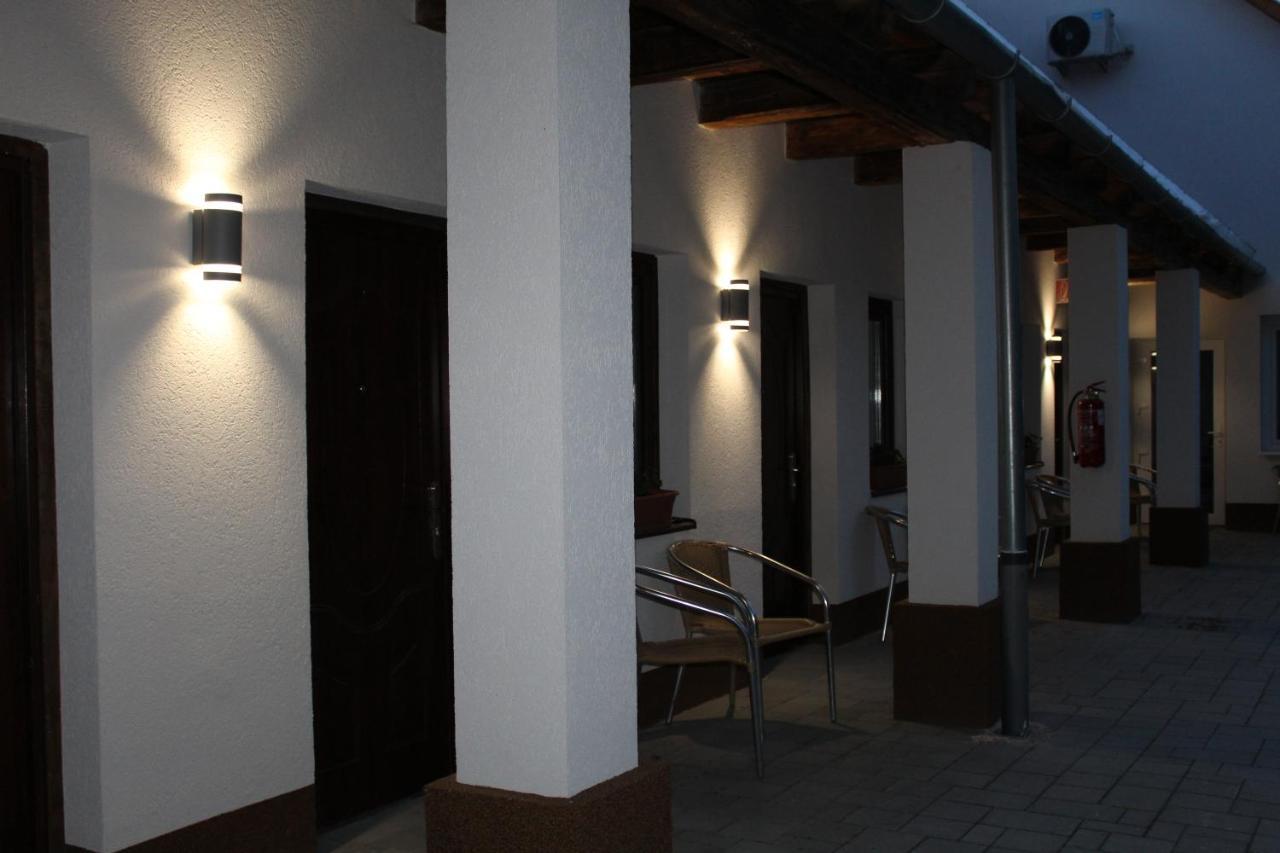 Czermann Holiday Inn Oroszlany Экстерьер фото